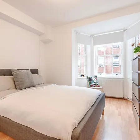 Modern One Bedroom Victoria Apartment London Exterior photo
