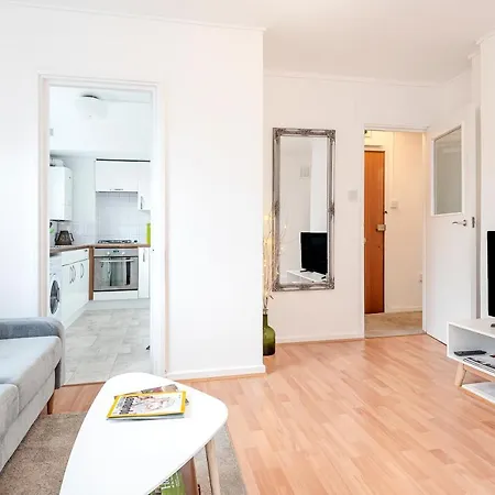 Modern One Bedroom Victoria Apartment London Exterior photo